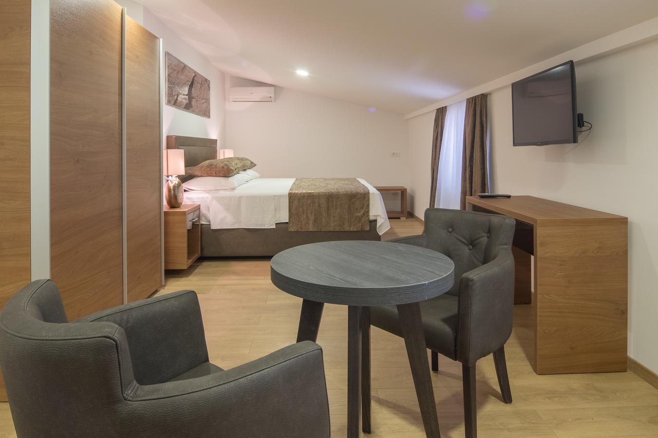 Villa Mandalinic Omis Bagian luar foto
